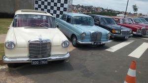 MERCEDES 190 (BEGE) 200 (AZUL) E 450 SELEvento de carros clássicos da Merecedes-Benz aconteceu no último sábado no condomínio Pedra Alta, em Campinas Foto: Marcos Rozen/Estadão