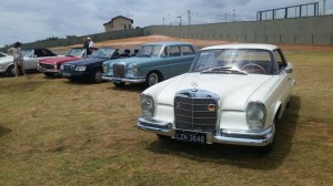 MERCEDES 220 SE (BRANCA) E 230S (AZUL CLARA)Evento de carros clássicos da Merecedes-Benz aconteceu no último sábado no condomínio Pedra Alta, em Campinas Foto: Marcos Rozen/Estadão