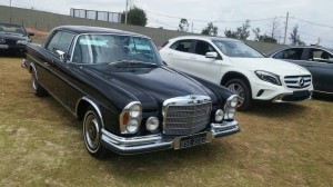 MERCEDES 280 SE E GLA 200 DE INTRUSOEvento de carros clássicos da Merecedes-Benz aconteceu no último sábado no condomínio Pedra Alta, em Campinas Foto: Marcos Rozen/Estadão