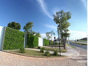 O paisagismo nasce nos portões frontais do condomínio, de vidro com painel verde, e que anunciam o que está por vir: um mundo privativo, elegante e em total sintonia com a exuberância da natureza. O respeito pelas espécies nativas se faz presente a partir da portaria, para onde foram transportadas oito Sibipirunas já existentes no terreno.