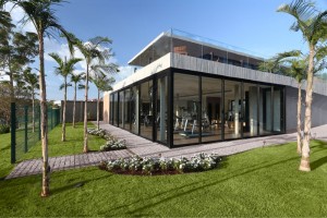 O projeto parte de forma crescente entre a contemporaneidade da arquitetura da entrada e do complexo social, passando pelas trilhas, praças até a Área de Preservação Permanente (APP) com suas espécies de grande importância. É como se o paisagismo fosse costurando esses diferentes espaços por meio de um minucioso processo de volumetria, o que garantiu a harmonia e a total integração entre todas as áreas.