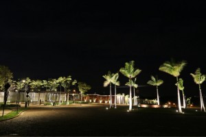 Entre os recursos empregados no paisagismo está também um espelho d´água, posicionado no balão da entrada do residencial, de onde se avista ao longe a região do lago.Cada praça (são em torno de seis) apresenta um atrativo de maior importância. Em uma delas, uma lareira com jabuticabeiras figuram como atrações principais; em outra, uma academia a céu aberto; e, em outra, destaca-se mais uma característica de convívio.  Em comum, todas têm a interação com a vegetação.